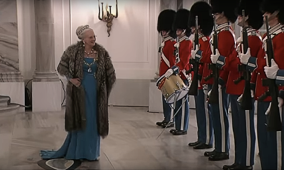 Dronning Margrethe ankommer til nytårskur og -taffel 2023.