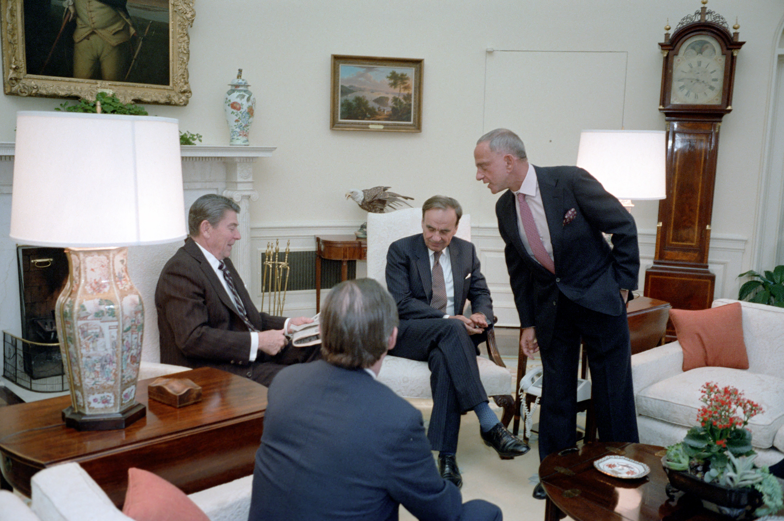 Reagan, Rupert Murdoch, Charles Wick og Roy Cohn i Oval Office i 1983