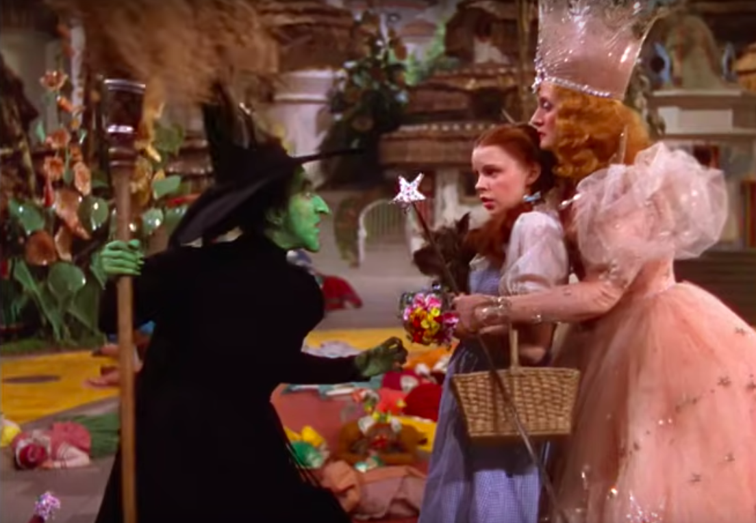 Hovedpersonen Dorothy imellem den gode og den onde heks i 'Troldmanden fra Oz'